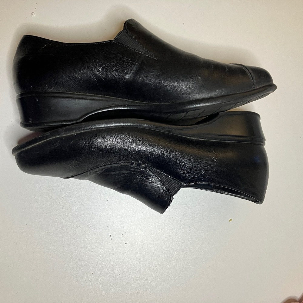 Woman’s Munro Walking Wedge, Black, 1 in heel, 8W